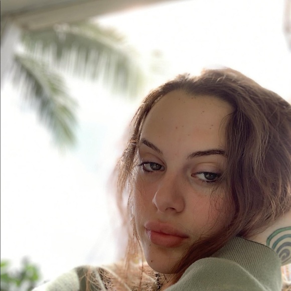 Meet your Posher, Demitria - Picture 1 of 3